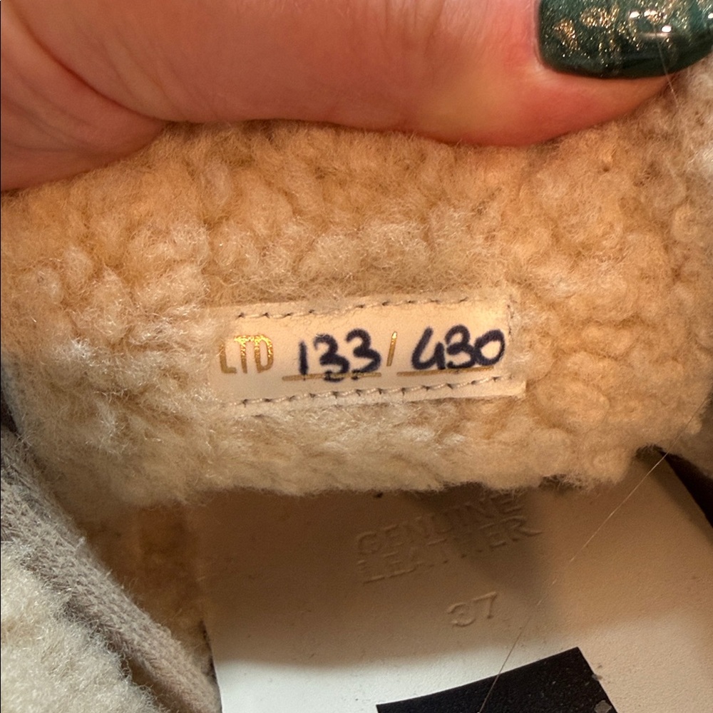 Golden Goose Metallic Gold Low-Top Sneakers with Shearling Collar - Picture 8 of 8